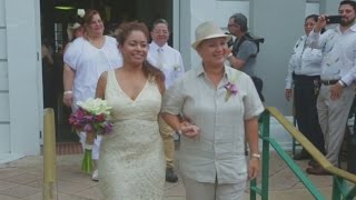 Realizan la primera boda múltiple gay en Puerto Rico [upl. by Aneg]